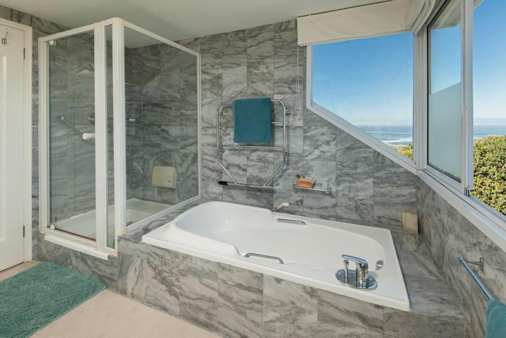 Wild Waters At Kraal Rock On The Cliffs In Hermanus Exterior photo